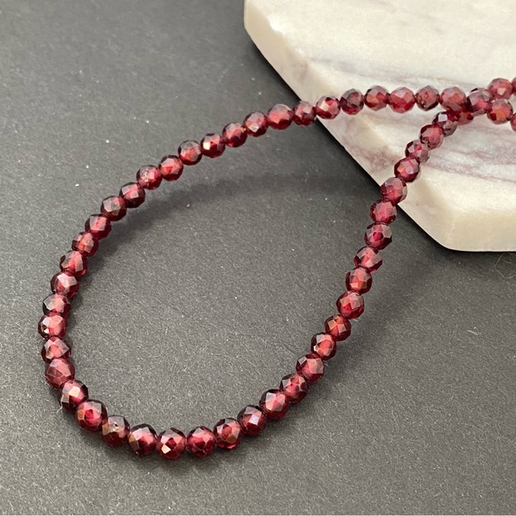 Garnet Necklace Choker with Gold Sailor Clasp Front or back faceted gemstone - Picture 2 of 4